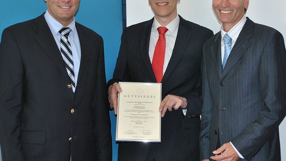 Foto (Universität Paderborn, Fakultät für Maschinenbau): (v. r.) Freuen sich über das Gütesiegel des Fakultätentages für Maschinenbau und Verfahrenstechnik: Prof. Dr. Nikolaus Risch, Präsident der Universität Paderborn, Prof. Dr.-Ing. Volker Sch