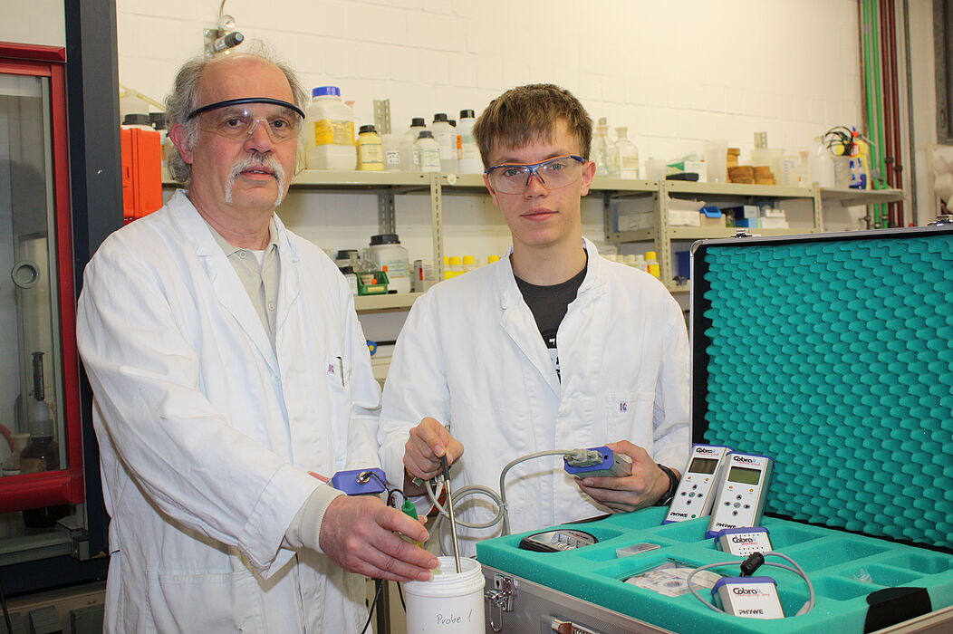 Foto (Universität Paderborn, Patrick Kleibold): Dr. Hubert Stenner und Stephan Berg präsentieren den Entnahmekoffer zur Untersuchung von Gewässern.