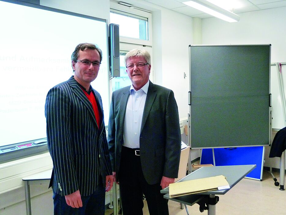 Foto (Nicole Bunte): Prof. Dr. Bardo Herzig (links) und Dr. Wilfried Böhning haben die Zusammenarbeit zwischen PLAZ und MZG mit einem Vortrag für Studierende aus der Taufe gehoben.