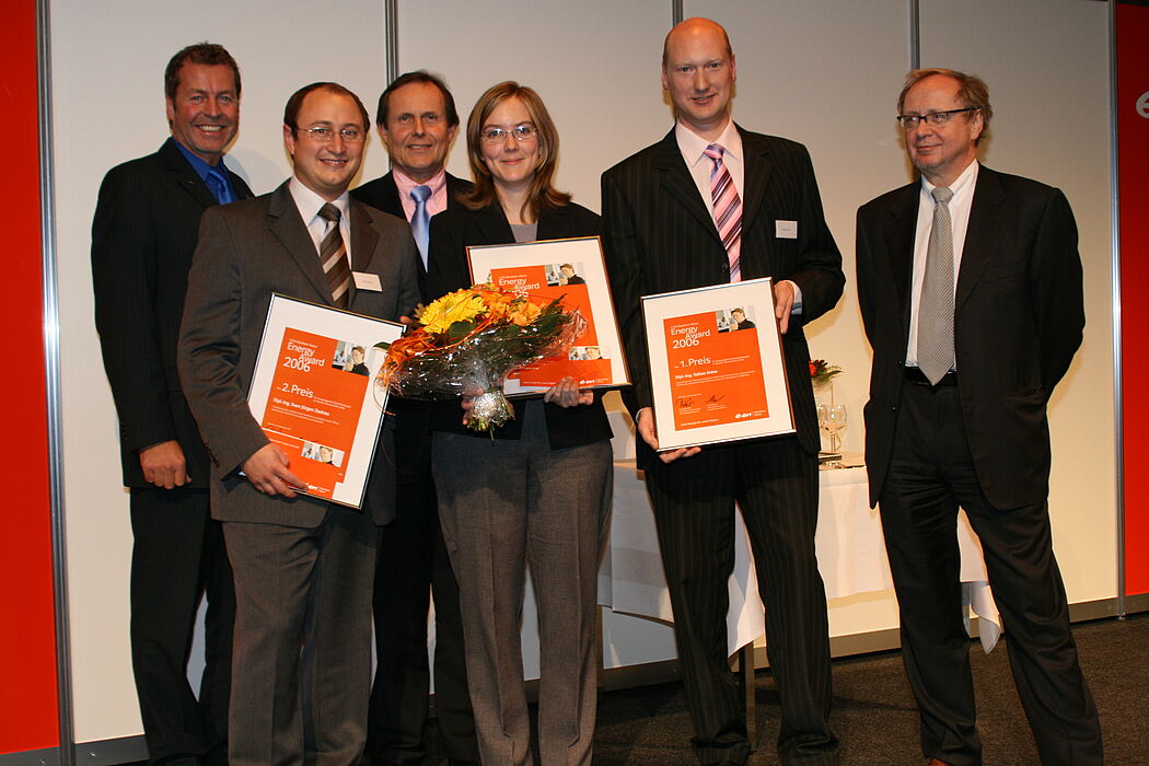 Foto (E.ON): Tobias Grote (2. v. re.), Universität Paderborn, gewann beim E.ON Westfalen Weser Energy Award in der Kategorie Wissenschaft den 1. Preis. Weitere Preisträger sind Sven Jürgen Zastrau und Rebecca Siodla. Freuten sich mit ihnen: Juryvorsitz