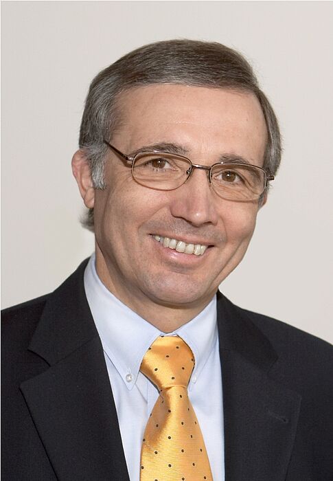 Foto (privat): Prof. Dr. Dipl.-Ing. Josef A. Nossek von der Technischen Universität München referiert beim Fakultätskolloquium der Fakultät für Elektrotechnik, Informatik und Mathematik über die Frage, ob ein Nachrichtentechniker die Schaltungstheor