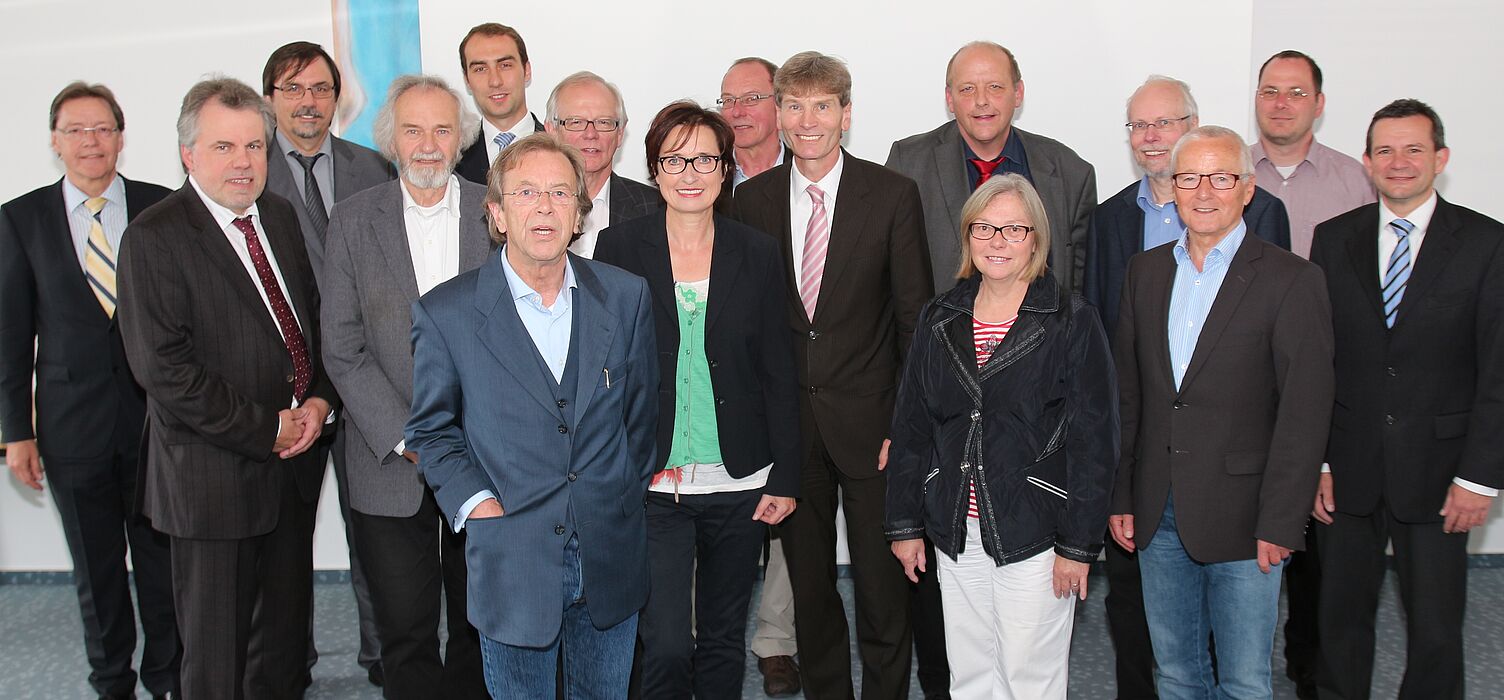 Bild (Universität Paderborn, Vanessa Dreibrodt): Mitglieder der SPD-Fraktion im Regionalrat Detmold, Uni-Präsident Prof. Dr. Nikolaus Risch (7. v. re.) sowie weitere Hochschulangehörige.