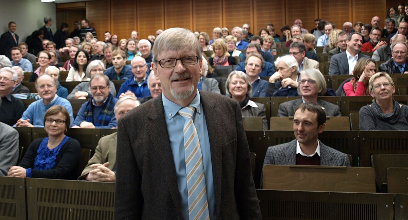 Foto (Universität Paderborn, Bianca Oldekamp): Im voll besetzen Hörsaal A4 der Universität hielt Prof. Dr. Manfred Grote seine Abschiedsvorlesung zum Thema „Verbraucherrisiken durch Antibiotikaeinsatz in der Landwirtschaft – Kann Rohkost gefährlic