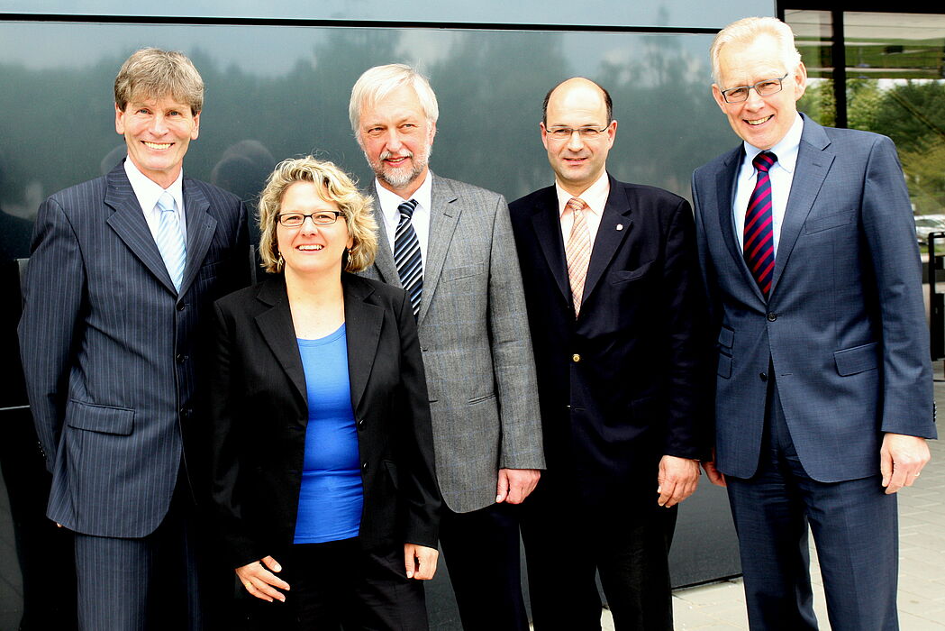 Foto (Universität Paderborn, Patrick Kleibold): Prof. Dr. Nikolaus Risch (v. l.), Svenja Schulze, Prof. Dr. Wilhelm Schäfer, Prof. Dr. Ansgar Trächtler und Prof. Dr. Jürgen Gausemeier vor dem Gebäude Zukunftsmeile 1.