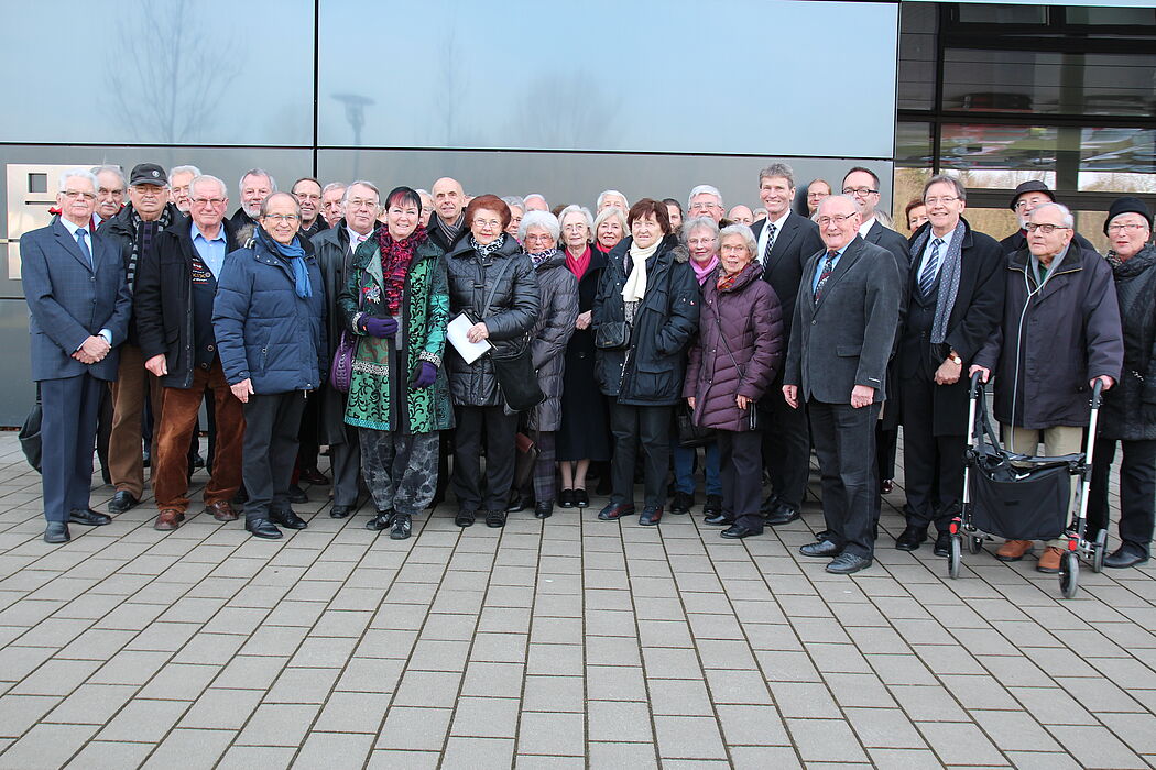 Foto (Universität Paderborn, Nina Reckendorf): Prof. Dr. Nikolaus Risch, Präsident der Universität Paderborn (7. v. r.), Günter Korder, Geschäftsführer Clustermanagement „It‘s OWL“ (5. v. r.), und Christoph Schön, Leiter der Stabstelle Hochsc