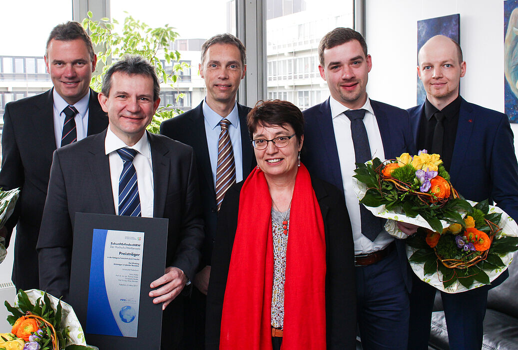 Foto (Universität Paderborn, Johannes Pauly): Preisverleihung ZukunftErfindenNRW (v. l.): Prof. Dr.-Ing. Elmar Moritzer, Prof. Dr. Thomas Tröster, Alfred Schillert, Prof. Dr. Birgit Riegraf, Simon Pöhler und Mattias Körner.