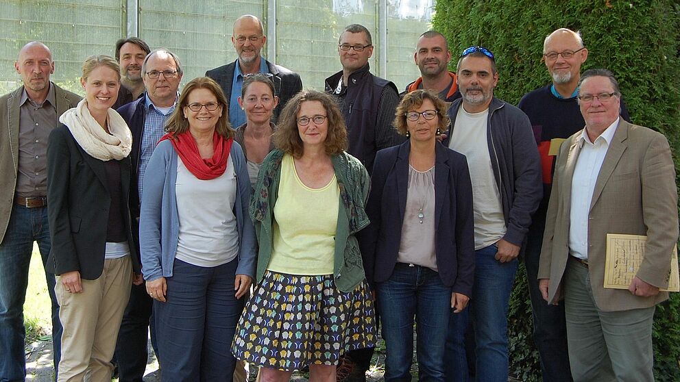 Foto (Universität Paderborn): Projektsteuerungsgruppe, bestehend aus Expertinnen und Experten aller Einrichtungen des Maßregelvollzugs in NRW sowie Dirk Schwerte (1. v. l.), Landesoberbehörde für den Maßregelvollzug in NRW, Dr. Friederike von Gross (