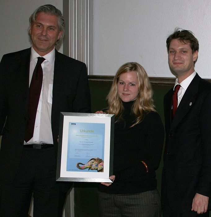 Foto (Universität Paderborn): Michael A. Rehnen, Partner bei KPMG Bielefeld, Studentin Anna Funke und Prof. Dr. Dr. Georg Schneider bei der Preisübergabe.
