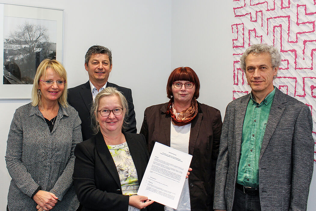 Foto (Universität Paderborn, Johannes Pauly): Unterschrieben die Dienstvereinbarung „Umgang mit Suchtgefahren am Arbeitsplatz“ (v. l.): Susanne Schwalk, Dr. Christian Winsel, Simone Probst, Ursula König und Matthias Neu.