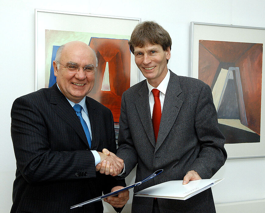 Foto (Fischer, Uni Kassel): Länderübergreifende Zusammenarbeit besiegelt: Prof. Dr. Rolf-Dieter Postlep, Präsident der hessischen Universität Kassel (li.), und Prof. Dr. Nikolaus Risch, Rektor der Universität Paderborn, schlossen am 17. Februar einen