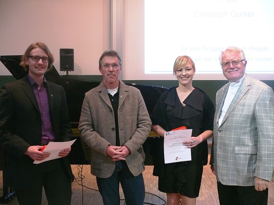 Foto: Verleihung der Preise für besonderes Engagement der Gewerkschaft Erziehung und Wissenschaft (GEW) (von links): Christoph Gunter, Ralf Otto (GEW-Vorstand), Stephanie Worms, Prof. em. Dr. Hans-Dieter Rinkens (Vorstand PLAZEF).