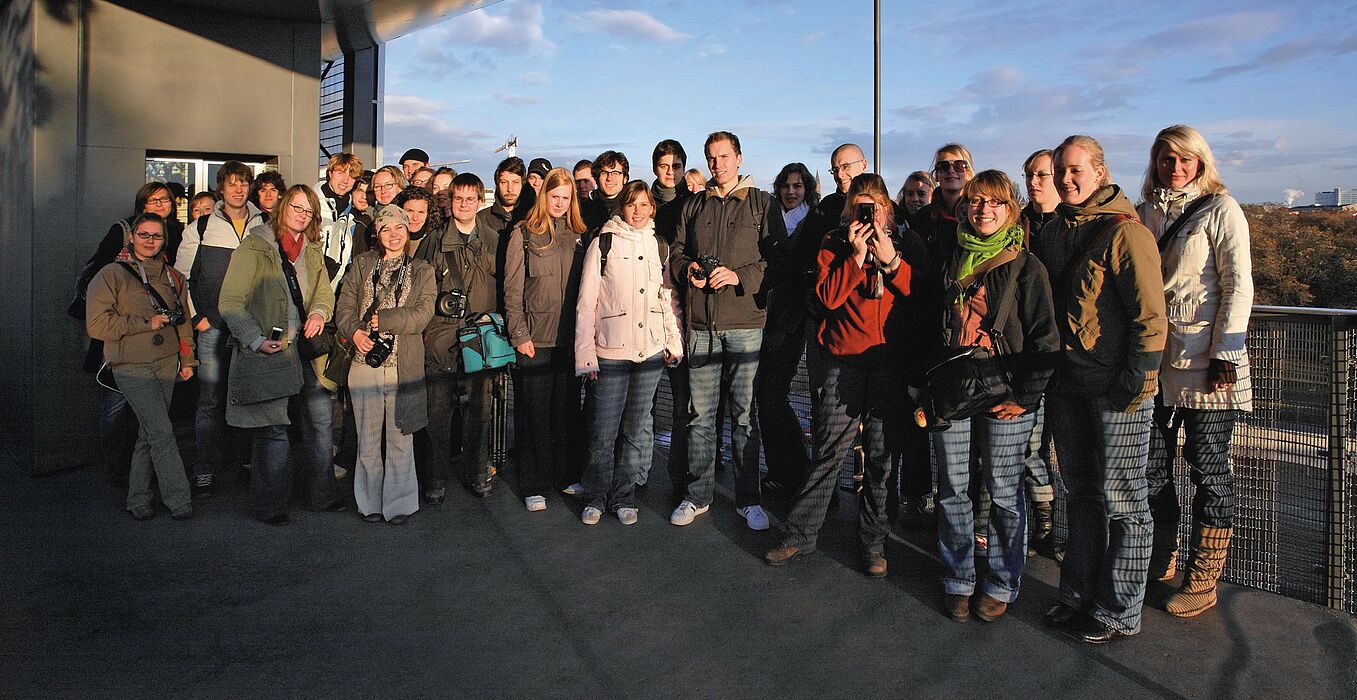 Gruppenfoto: Die Exkursionsteilnehmerinnen und -teilnehmer freuen sich über den großen Erfolg.