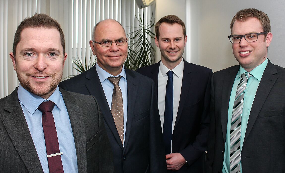 Foto (Universität Paderborn, Johannes Pauly): Forschen zur additiven Fertigung: (v. l.) Dr.-Ing. Guido Adam (DMRC), Prof. Dr.-Ing. Detmar Zimmer, Lehrstuhl für Konstruktions- und Antriebstechnik, Tobias Lieneke und Thomas Künneke, beide Lehrstuhl für 