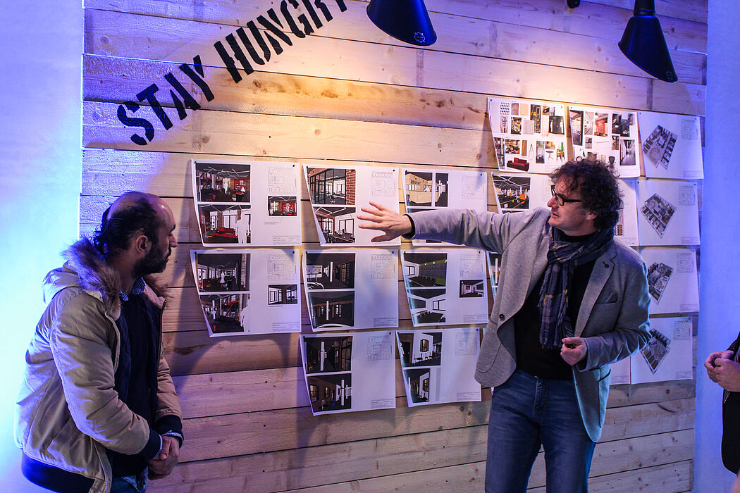 Foto (Universität Paderborn, Johannes Pauly): Innendesigner Hassan Mimouni (l.) und Prof. Dr. Rüdiger Kabst stellen das innovative Raumkonzept der ‚garage33‘ vor.