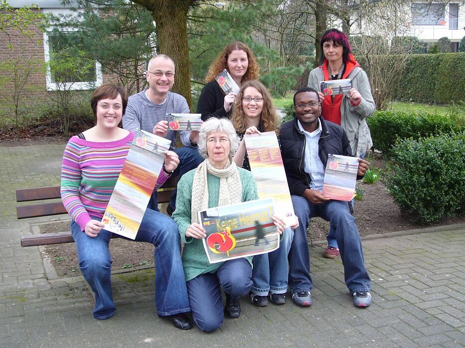 Auf dem Foto sind zu sehen: Von links nach rechts, obere Reihe: Studierendenpfarrer Matthias Surall, Verwaltungsfachangestellte Jennifer Geisler und Küsterin Elisabeth Jansen. Von links nach rechts, untere Reihe: Studentinnen Sonja Güttler und Andrea Em