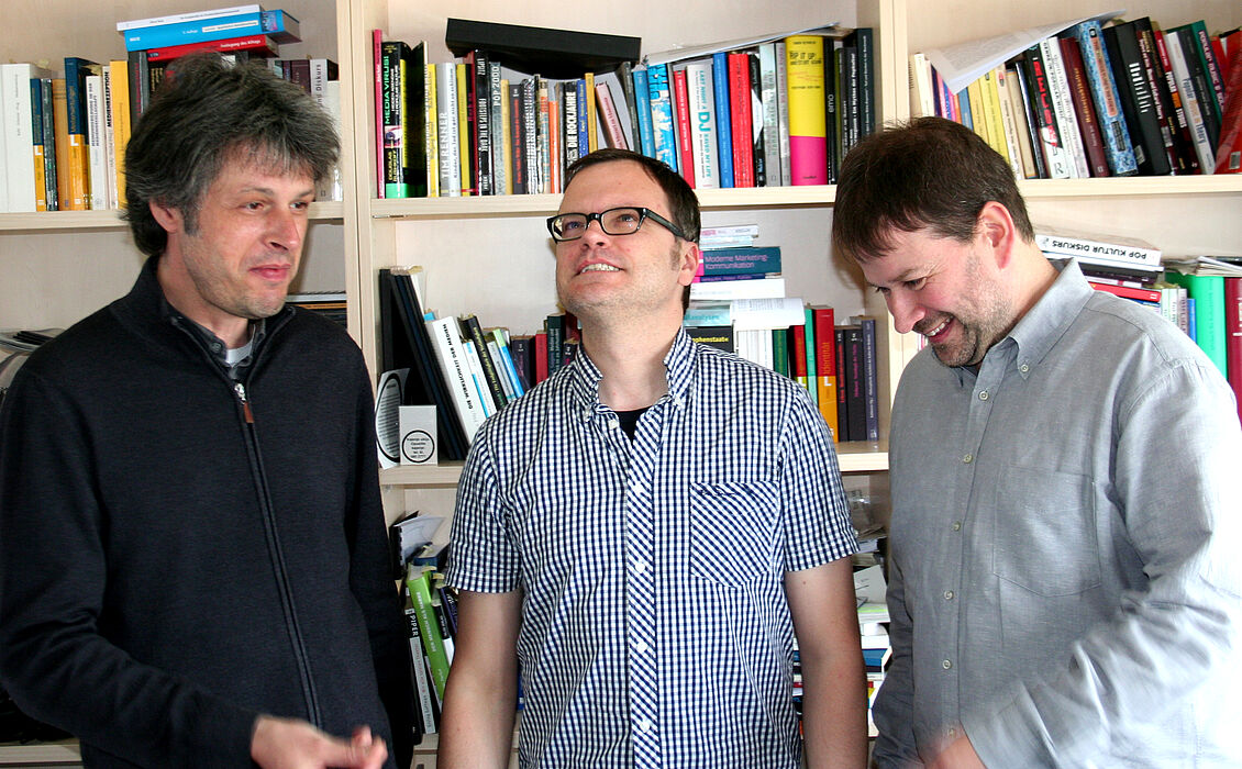 Foto (Tim Ilskens): Olaf Karnik, Prof. Dr. Christoph Jacke und Ulrich Lettermann (v. li.) teilen nicht immer die gleiche Meinung, wenn es um Musik geht.
