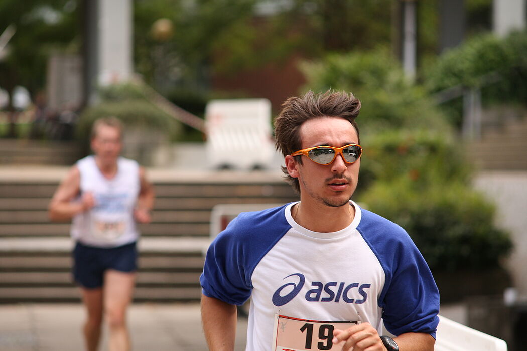 Foto (Uni Paderborn, Patrick Kleibold): Circa 250 Laufinteressierte schnürrten für den ersten Campuslauf ihre Turnschuhe.