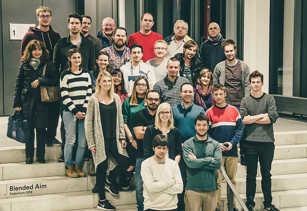 Foto (Universität Paderborn): Die Studierenden und Betreuer trafen sich zum ersten Mal nach einer zweiwöchigen Onlinephase in der Universität Paderborn. Bei dem Kick-Off-Meeting vom 22. bis 26 Februar 2016 lernten die Studierenden sich und die Kursaufg