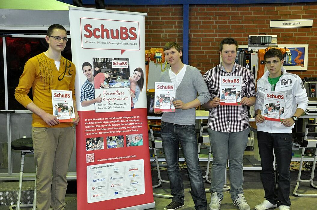 Foto (Dmitry Petrov): Florian Nachtigall, Christian Schmilzer, Linus Ahlemeyer und Stefan Schmilzer (alle Hauptschule Egge Altenbeken) haben sich 22 Wochenenden lang für die Ausbildung fit gemacht und zum Abschluss ihr Zertifikat erhalten.