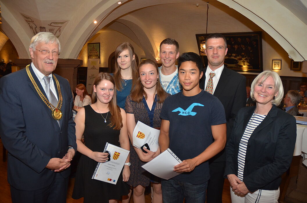 Foto: Bürgermeister Heinz Paus ehrte an dem Abend eine ganze Reihe von Schülern, hier mit den Abiturienten des Goerdeler-Gymnasiums (v. l.) Johanna Wübbeke, Christina Mersch, Lisa von Glahn, Lucas Wiens, Alexander Nguyen, Schulpflegschaftsvorsitzender 