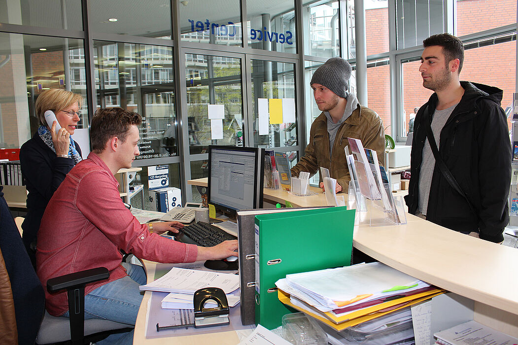 Foto (Universität Paderborn, Frauke Döll): Vor allem Studierende suchen bei Karin Bussemas und ihrem Team des Service Centers schnelle Beratung und Orientierung.