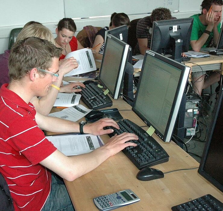 Foto (Universität Paderborn, Institut für Mathematik): Beim Workshop Computertomographie lernen Schülerinnen und Schüler viele mathematische Modelle, die für dieses unverzichtbare Hilfsmittel der modernen Medizin nötig sind.