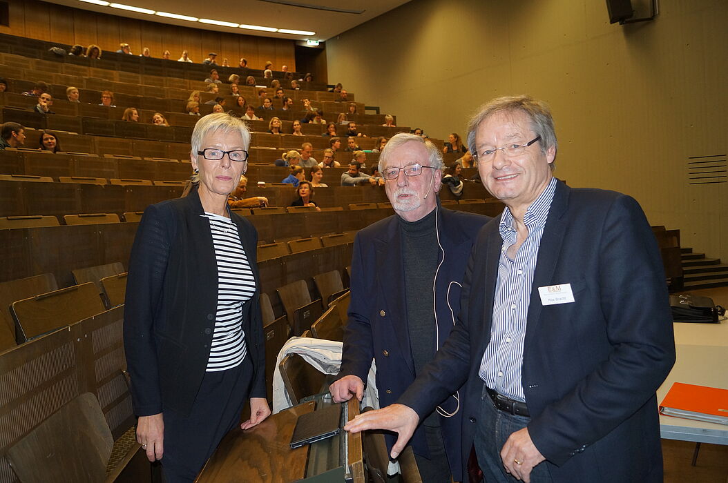 Foto (Universität Paderborn, PLAZ): Eröffneten den Fremdsprachentag (v. l. n. r.): Leitende Regierungsschuldirektorin Gertrud Pannek (Hauptdezernentin für Gymnasien und Fachdezernentin Englisch im Regierungsbezirk Detmold), Prof. em. Dr. Dr. h. c. mult