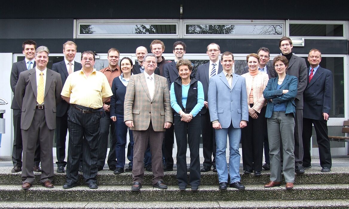 Foto: Das OrGaMIR-Konsortium (v. li.): Jens Pottebaum, Stephan Prödel, Marco Plaß (alle Uni Paderborn), Dittmar Ritt, Markus Brüne (Uni Bochum), Julia Ringeis (Uni Bochum), Dr. Andreas Pflitsch (Uni Bochum), Prof. Dr. Volker Schmidtchen (Firmitas), Ben