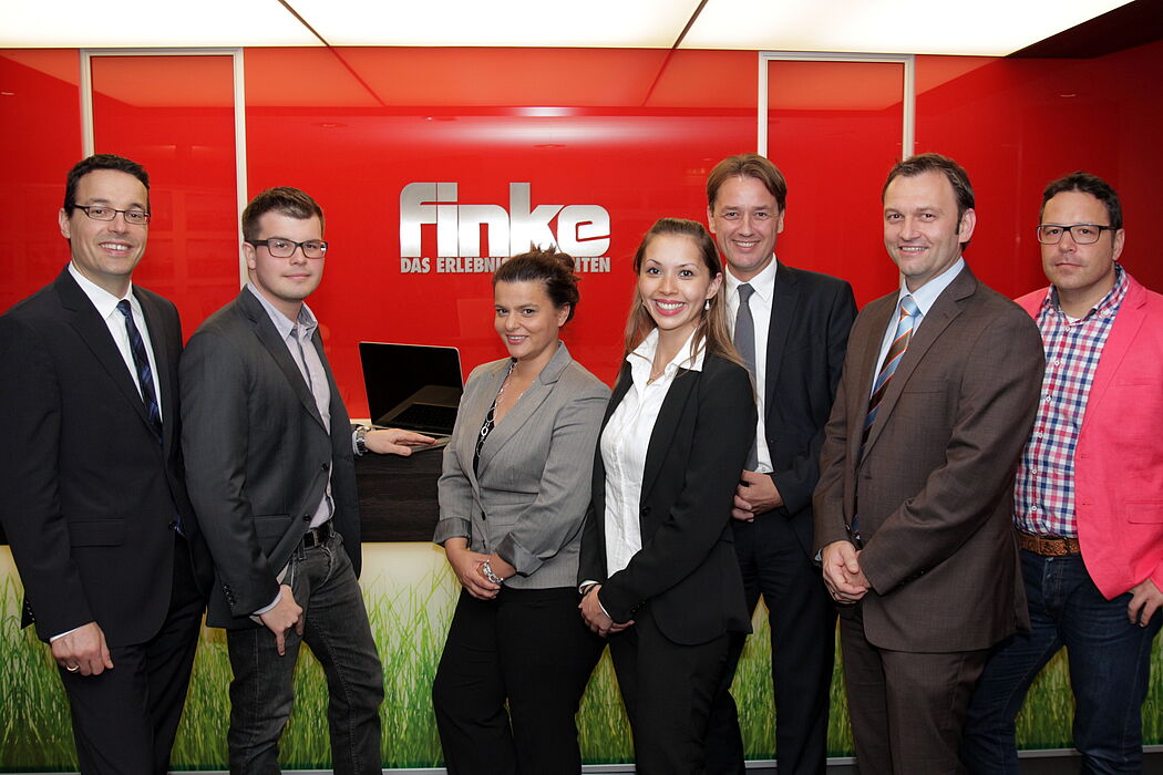 Foto (Universität Paderborn, Vanessa Dreibrodt): (v. l. n. r.) Entwickeln gemeinsam neue Strategien: Prof. Dr. Dennis Kundisch, Darius Schlangenotto (beide Lehrstuhl für Wirtschaftsinformatik), Prof. Dr. Nancy Wünderlich, Isabel Teßmer (beide Lehrstuh