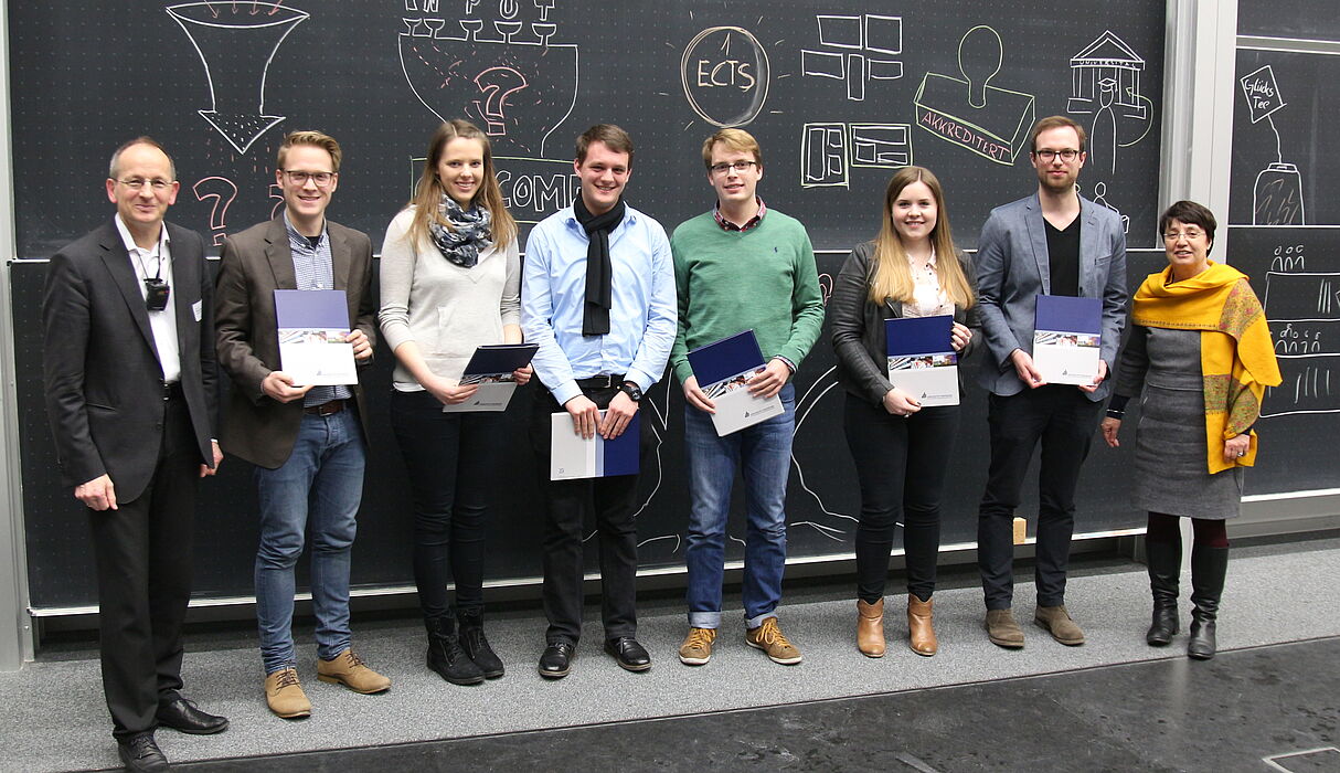 Foto (Universität Paderborn, Björn Heerdegen): Studentische Tutor*innen, die das hochschuldidaktische Zertifikat „T-Cert“ für studentische Tutor*innen erhalten haben – Daniel Hagemeier, Eva Grasskemper, Carsten Müller, Frederic Thiele, Rebecca M