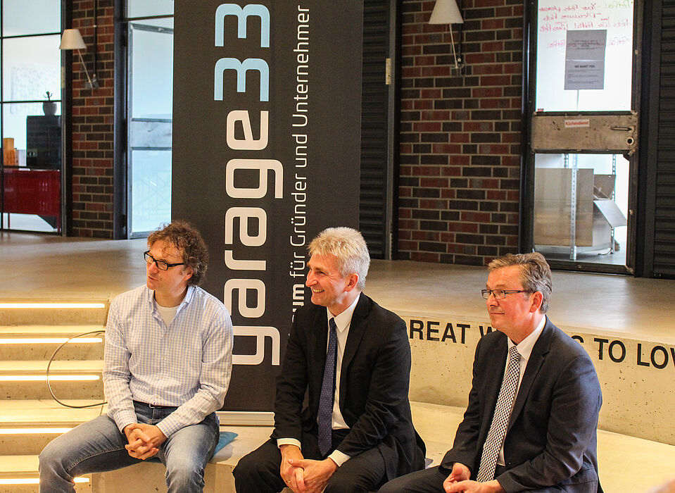 Foto (Universität Paderborn, Johannes Pauly): NRW-Wirtschaftsminister Prof. Dr. Andreas Pinkwart besucht garage33.