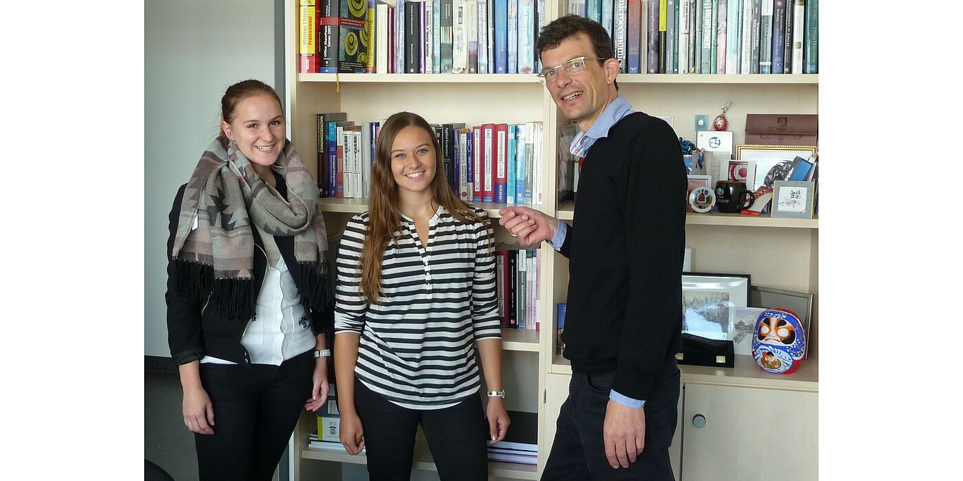 Foto (Universität Paderborn): Die Studentinnen Kathrin Knaup und Vanessa Schlegel interessieren sich für einen Aufenthalt an der Universität Tohoku und sind begeistert: „Die Möglichkeit, von der Sprachförderung durch die Fakultät zu profitieren un