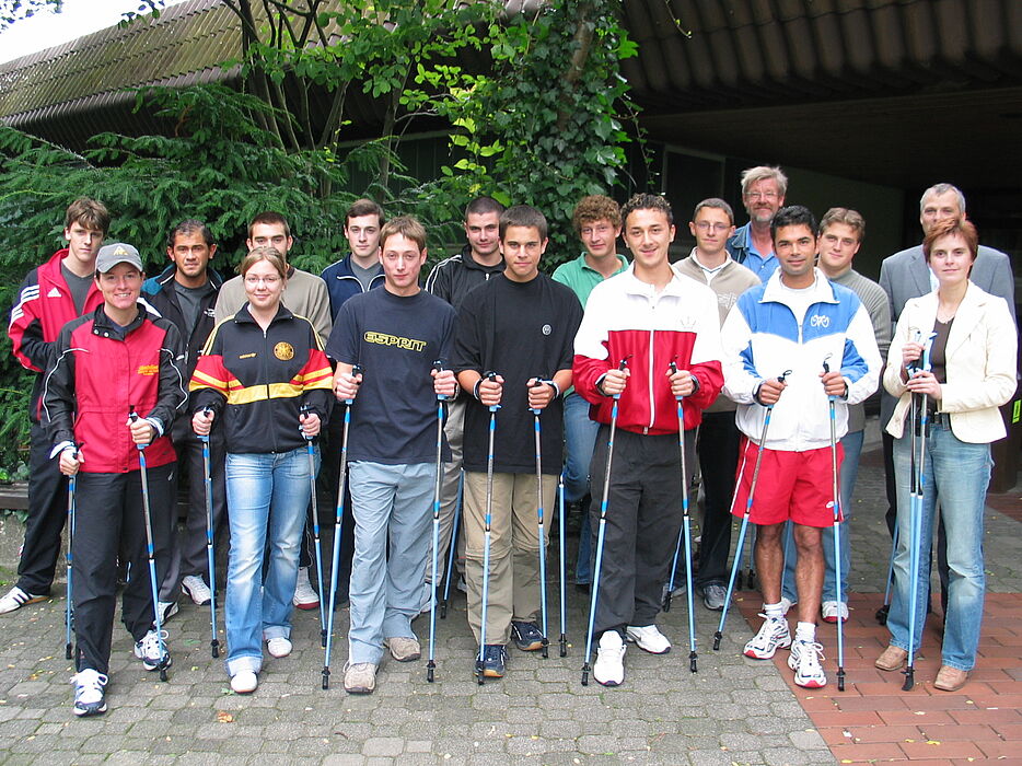 Foto: Laufen für die Fitness: Kursleiterin Andrea Gramespacher (vorn li.) von der Uni Paderborn mit den Auszubildenden, die sich fürs Nordic Walking entschieden haben. Rechts die Organisatoren: Dieter Thiele vom Hochschulsport 5. v. re.), Norbert Blome 