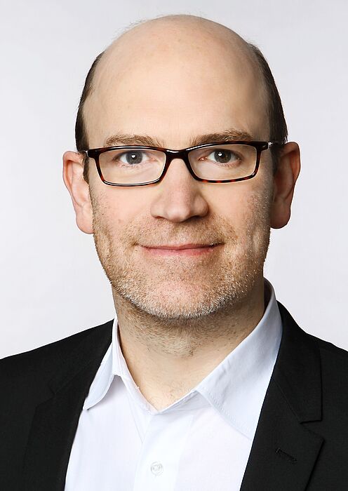 Foto (Universität Paderborn): Prof. Dr. Dr. Oliver Reis