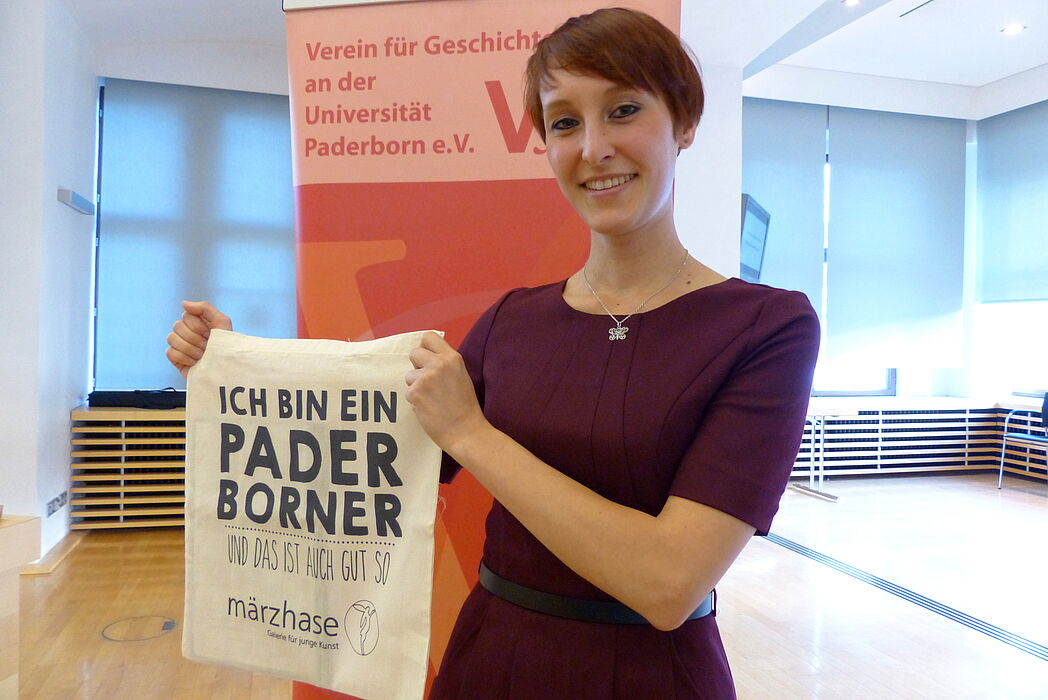 Foto (Universität Paderborn, Markus Lauert): Ramona Bechauf – Stipendiatin des Vereins für Geschichte an der Universität Paderborn und Stadtschreiberin Paderborns.