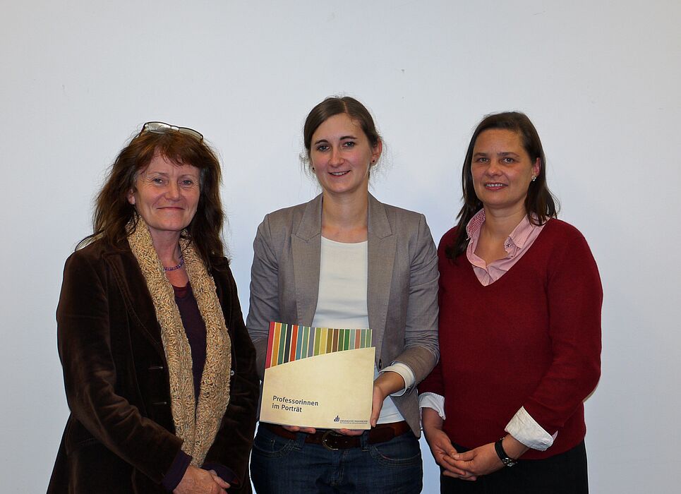 Foto (Universität Paderborn, Heike Probst): Frauenpower als Motor für Veränderungen (v. l. n. r.): Irmgard Pilgrim (Frauenbeauftragte der Uni Paderborn), Silke Tölle (Referentin im Büro der Gleichstellungsbeauftragten) und Prof. Dr. Britt-Marie Schus
