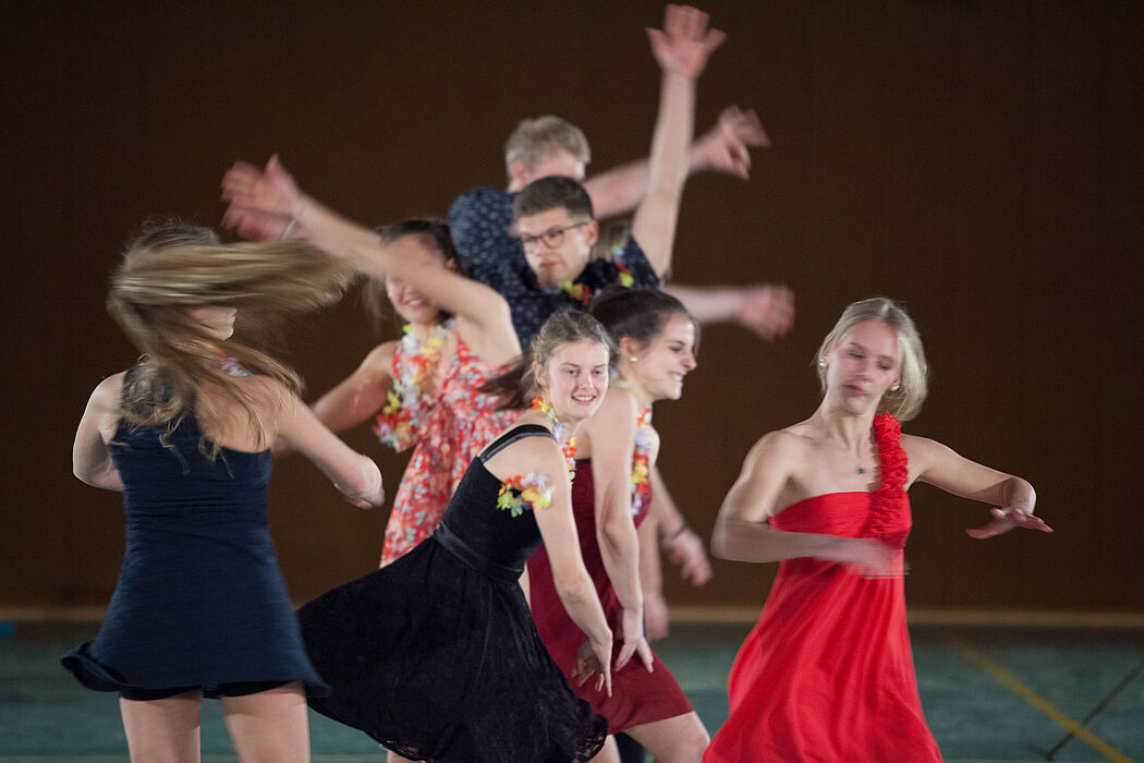 Foto (Jonas Schröder): Choreografie Studierende „Mamma Mia“ von Abba
