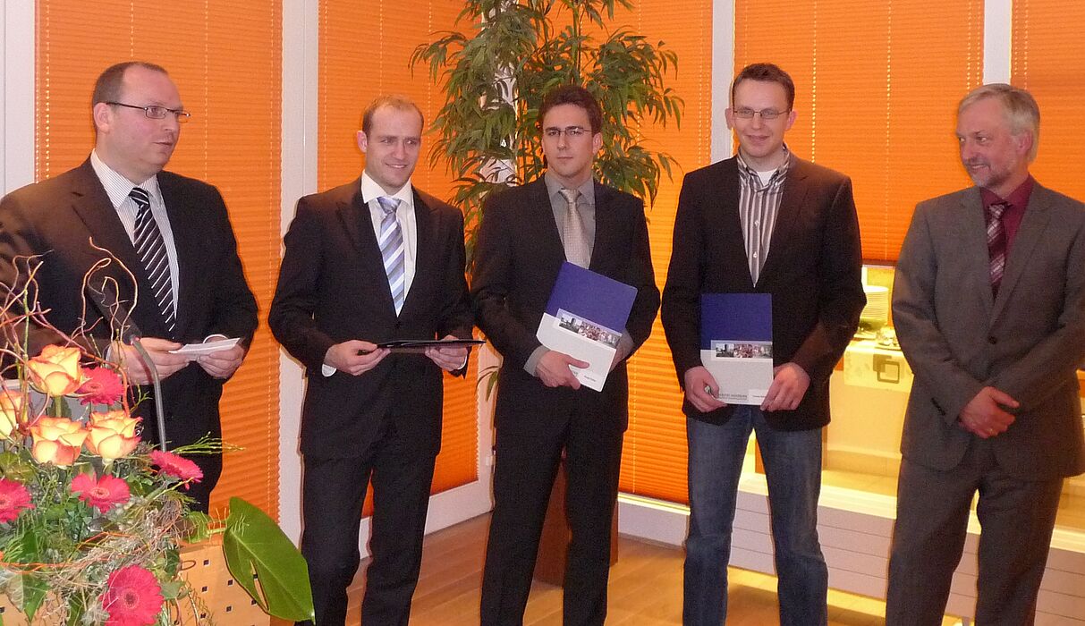 Foto (Universität Paderborn, Martin Decking): v. l.: Thomas Sommer-Dittrich von der Daimler AG zusammen mit den Daimler-Fellows Marcel Helmdach, Kostja Siefen und Thomas Siebers und PACE-Sprecher Prof. Dr. Wilhelm Schäfer