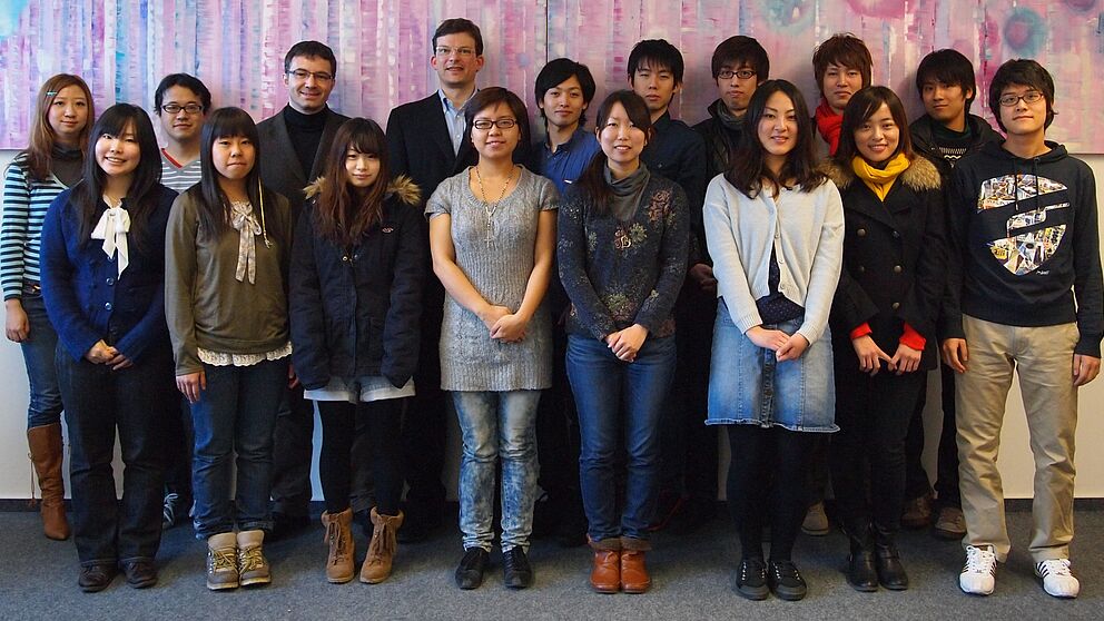Foto (Universität Paderborn): Der Dekan der Fakultät für Wirtschaftswissenschaften Prof. Dr. Martin Schneider (hinten, 3. v. l.) und Prof. Dr. Stefan Jungblut (hinten, 4. v. l.) mit Studierenden der japanischen Universität Tohoku am Ende ihres ersten 