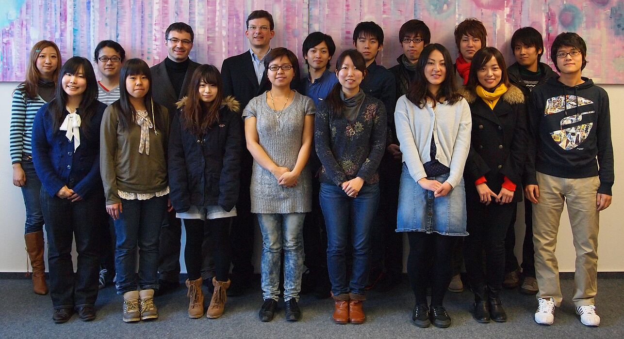 Foto (Universität Paderborn): Der Dekan der Fakultät für Wirtschaftswissenschaften Prof. Dr. Martin Schneider (hinten, 3. v. l.) und Prof. Dr. Stefan Jungblut (hinten, 4. v. l.) mit Studierenden der japanischen Universität Tohoku am Ende ihres ersten 