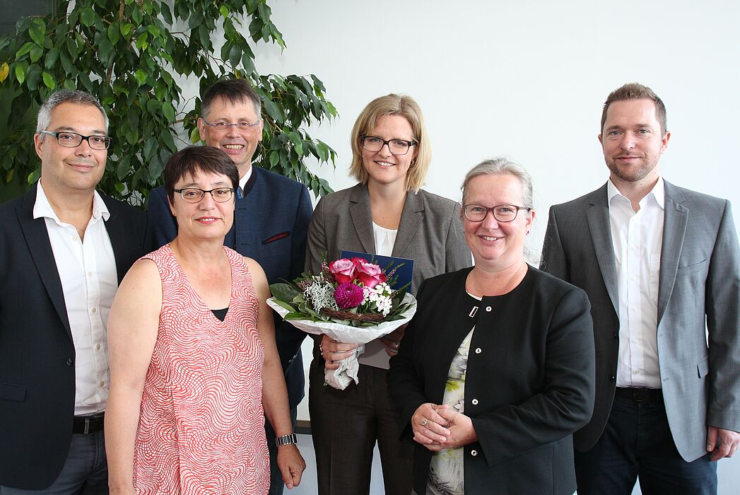Foto (Universität Paderborn, Vanessa Dreibrodt): Freuten sich über den Forschungspreis für Dr.-Ing. Britta Schramm (m.)