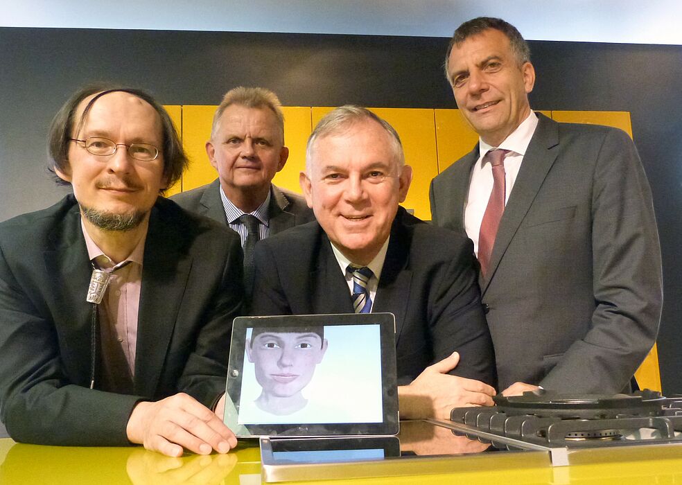 Abbildung: Sie präsentierten das neue Projekt KogniHome (von links): Prof. Dr. Helge Ritter, Prof. Dr. Günther Wienberg, Dr. Eduard Sailer und Prof. Dr.-Ing. Gerhard Sagerer. Die vernetzte Wohnung soll unter anderem in Form eines Avatars – im Bild "Bi