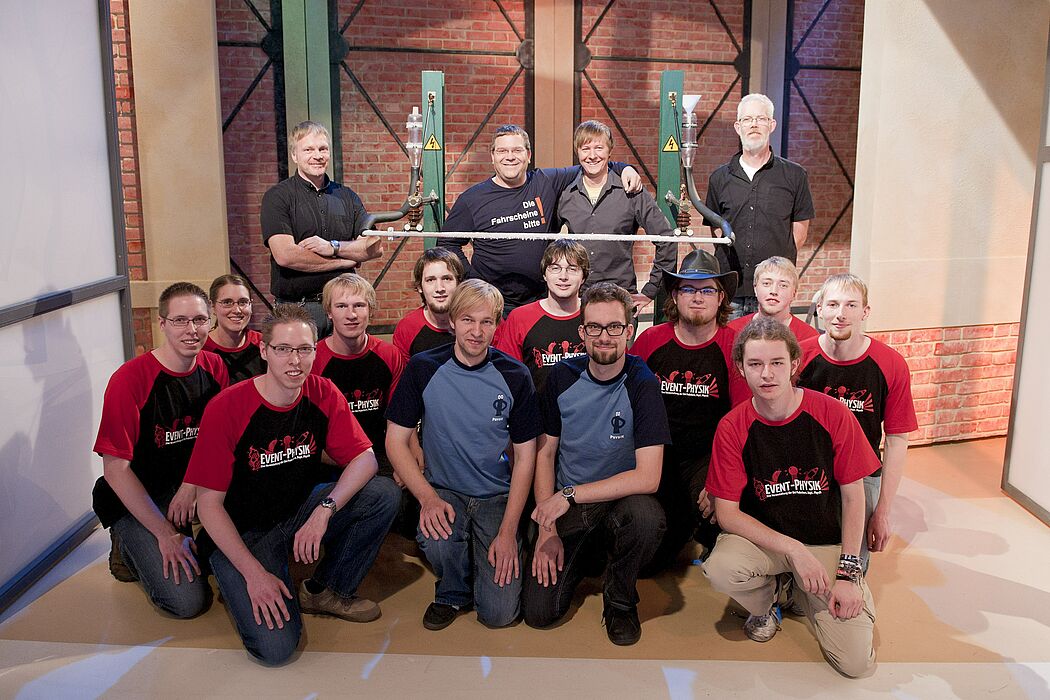 Foto (ZDF/Ralf Wilschewski): Das begeisterte Team der Paderborner Event-Physik und Moderator Elton.