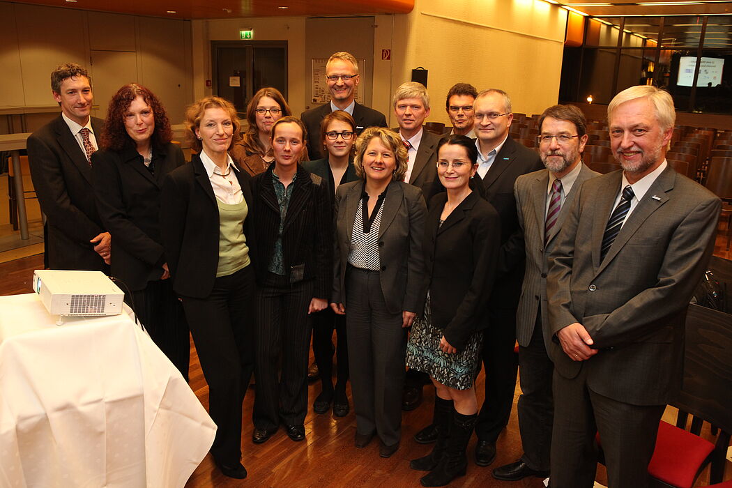Foto (Stepniak): Ministerin Svenja Schulze (vorn, Mitte) mit den Vertretern der Gründer-Graduate Schools, unter anderem Prof. Dr. Wilhelm Schäfer (rechts, Sprecher) und Prof. Dr. Eckhard Steffen (hinten, Mitte, Geschäftsführer) der International Gradu