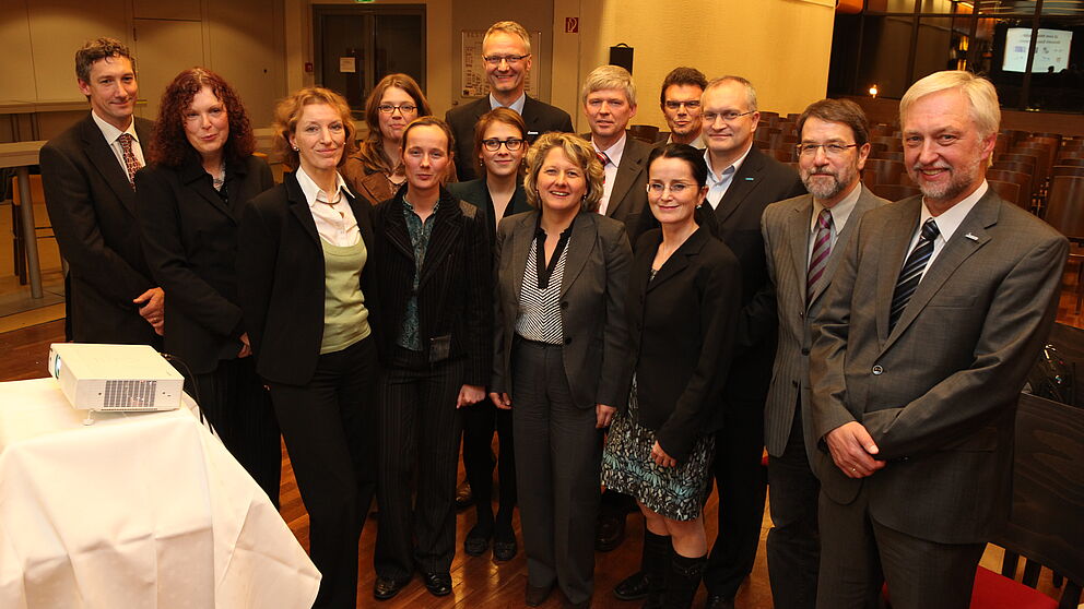 Foto (Stepniak): Ministerin Svenja Schulze (vorn, Mitte) mit den Vertretern der Gründer-Graduate Schools, unter anderem Prof. Dr. Wilhelm Schäfer (rechts, Sprecher) und Prof. Dr. Eckhard Steffen (hinten, Mitte, Geschäftsführer) der International Gradu