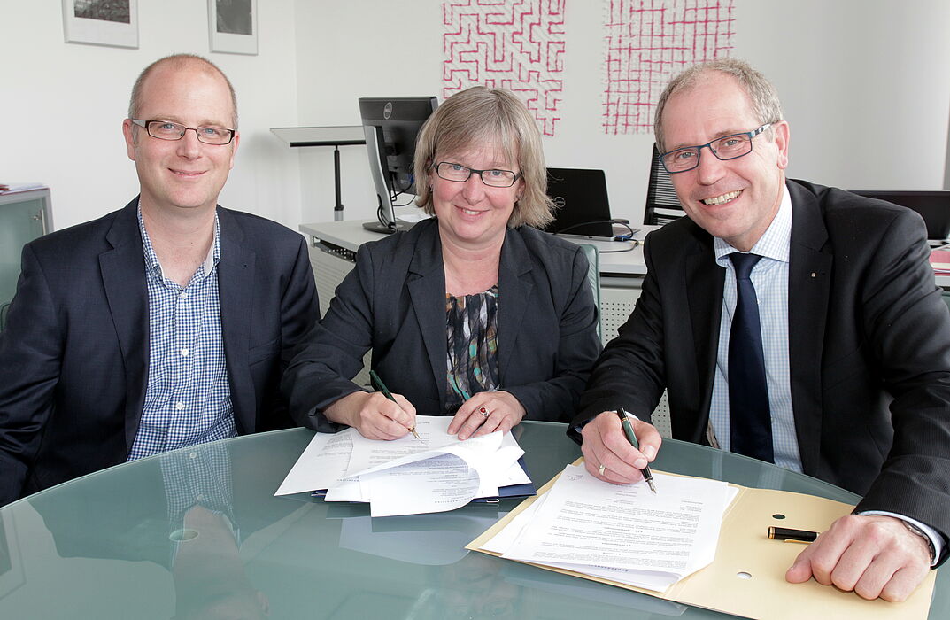 Foto (Universität Paderborn, Vanessa Dreibrodt): Vizepräsidentin Simone Probst und Landrat Manfred Müller (re.) unterschrieben gemeinsam den Vertrag zur Kooperation. Darüber freut sich Projektleiter Prof. Dr. Jochen Baumeister vom Sportmedizinischen I