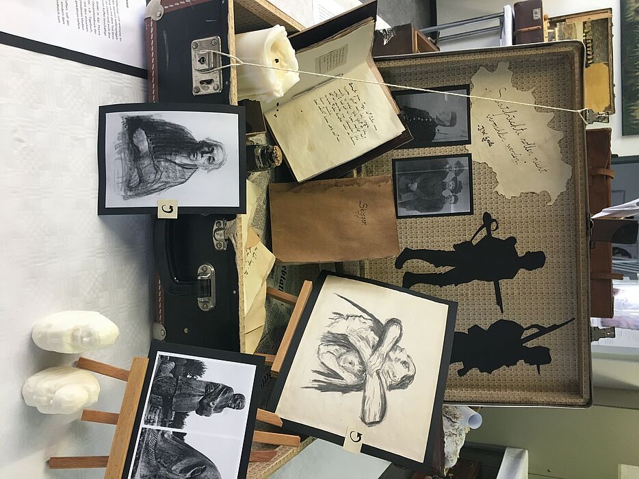 Foto (Universität Paderborn, Jutta Ströter-Bender): Museumskoffer von Lars Napp: Käthe Kollwitz und ihr Sohn Peter