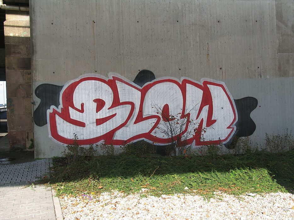 Abbildung (Universität Paderborn): Ein Throw-Up ist ein einfaches, schnell produziertes, zweifarbiges bildhaftes Graffiti, bestehend aus Konturen (Outlines) und Füllungen (Fill-Ins). Es wird auch als „Quickpiece“ (oder abgekürzt als „Quickie“) 