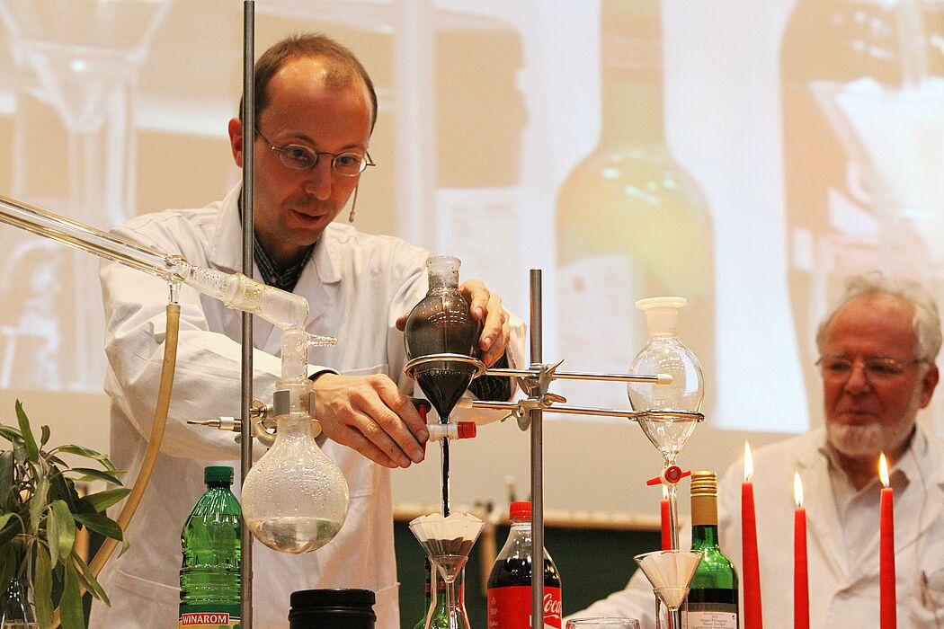 Foto (Universität Paderborn, Adelheid Rutenburges): Auch das ist Chemie: Aus der schwarzen Flüssigkeit wird köstlicher „Weißwein“.