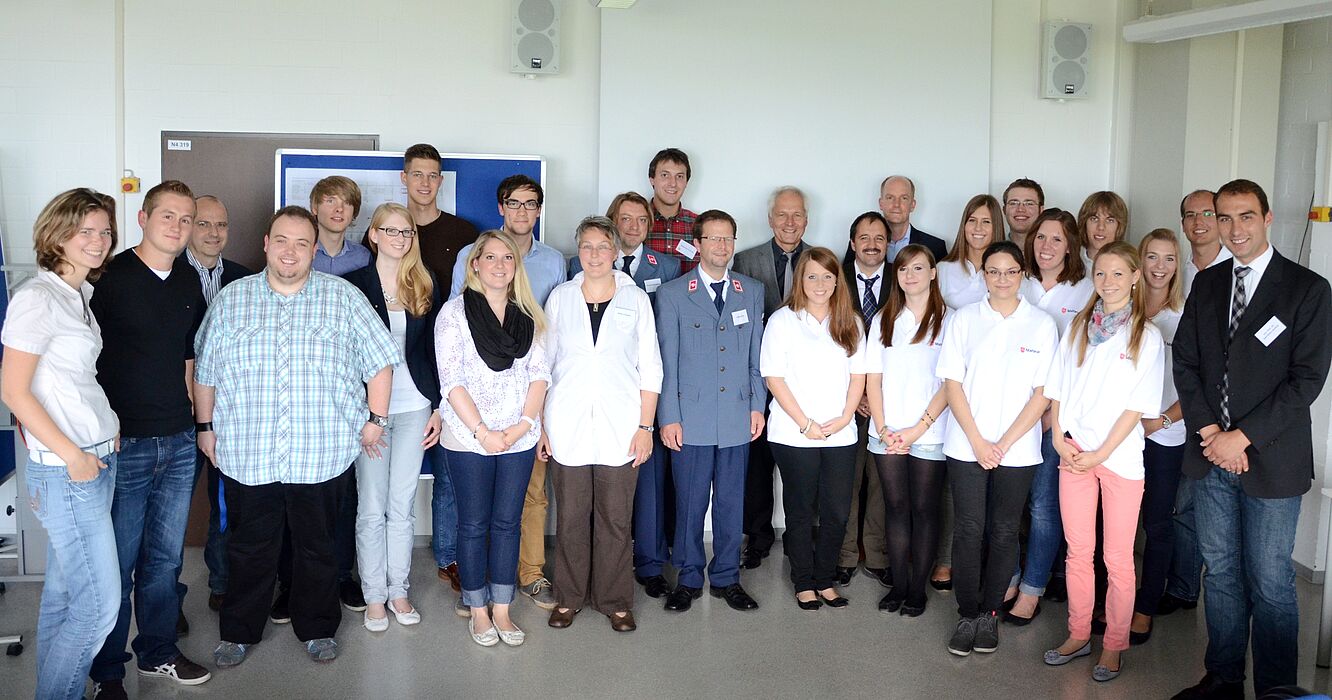 Foto (Anna Schiwitza, Universität Paderborn): Teilnehmer von Economics Citizenship Education. 1. v. re.: JProf. Dr. Karl-Heinz Gerholz, Verantwortlich für das Programm, 12. v. re.: Prof. Dr. H.-Hugo Kremer, Studiendekan der Fakultät für Wirtschaftswis